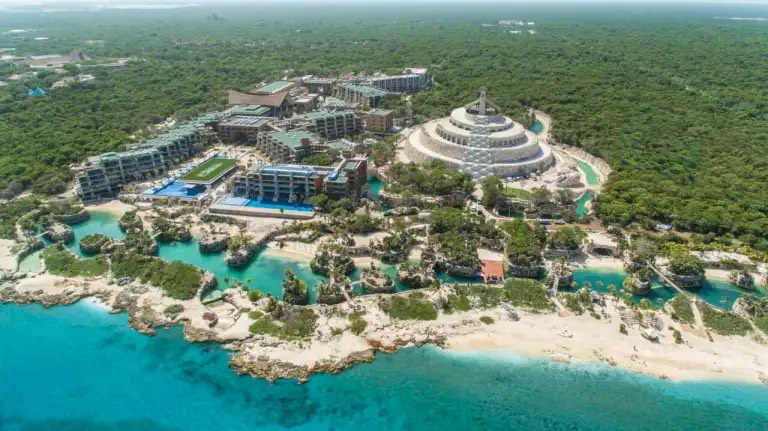 Cancún: aerial view of the Riviera Maya coast, its lagoons and its forest by the sea