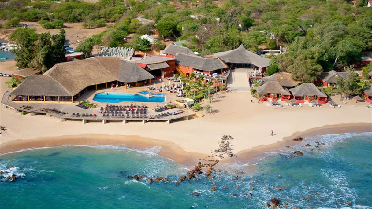 Senegal: a holiday village of thatched huts opening onto the beach and the Atlantic